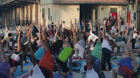 Public Yoga lesson 스톡 동영상 112263164