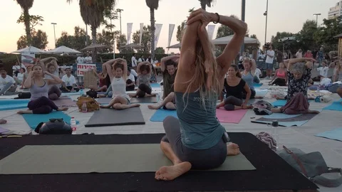 Public Yoga lesson in slow motion Stock Footage 116721932