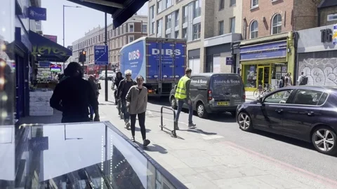 PUBLIC/PASSERBYS walking by in Dalston. 库存影片 242530917