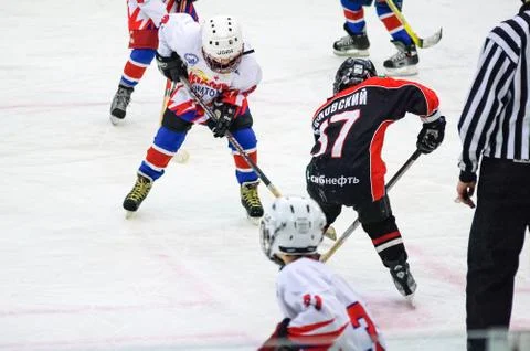 Puck playing between players of 2 ice-hockey teams Foto stock