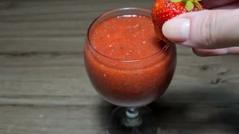 Pudding with strawberries Видео 157552827