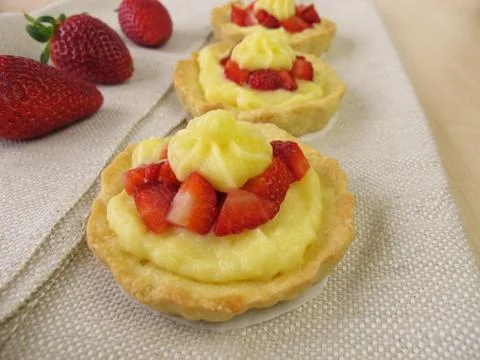 Pudding tartlets with strawberries Stock Photos