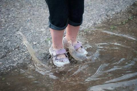 Puddle jump splash Stockfoto's