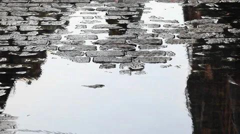 Puddle Reflection on Cobblestones in Soho NYC 動画素材 29597675