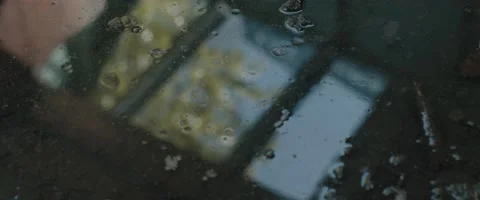 Puddle Reflection - Rack Focus, Abstract Shot, Dirty Vidéo 153672576