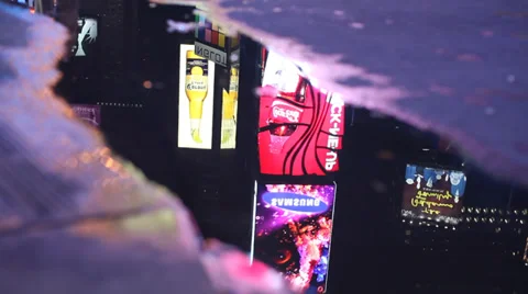 Puddle reflection in Times Square NY Vídeos de archivo 27630464