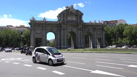 Puerta de Alcala, Madrid, with car traffic. Madrid, Spain, may 2017. Stock Footage