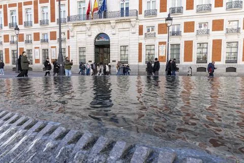 Puerta del sol building reflecting in a modern fountain Fotos de archivo