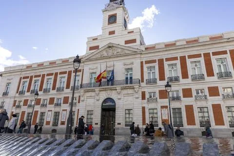 Puerta del sol clock tower in madrid, spain Fotos de archivo