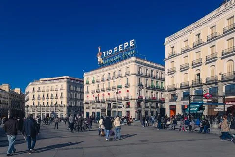 Puerta del Sol square and Tio Pepe neon advertisment Foto stock