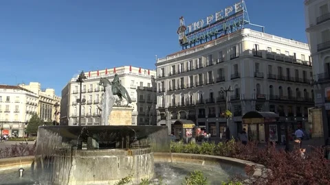Puerta del Sol: statue of Charles III of Spain and the Tío Pepe lighted sign Vídeo Stock 157595762