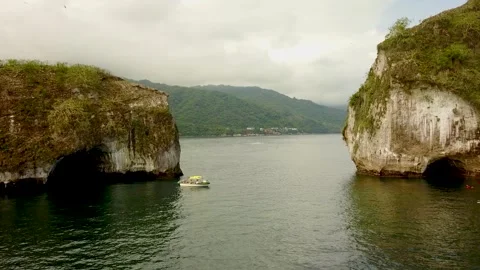 Puerta Vallerta Between Ocean Cliffs 4k 60fps 59.94fps Aerial Drone 動画素材 241258841