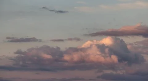 Puff Clouds in the Sky during sunset. Zoom in. Foto stock