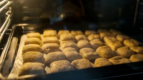 The puff pastry rises in the oven Stock-Footage 79317351