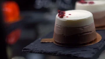 Puff pudding on the shop window 스톡 동영상 86065688