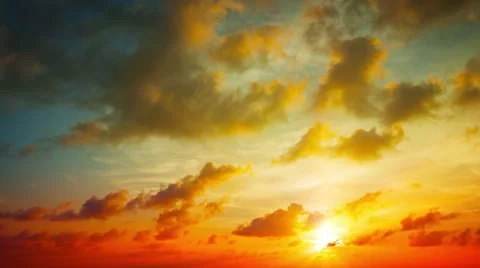 Puffy Clouds Drifting in Timelapse in a Sunset Sky. UltraHD video Vidéo 56437539