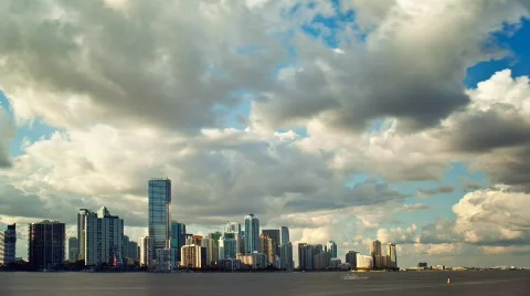 Puffy clouds over Miami sky line Stock-Footage 704967