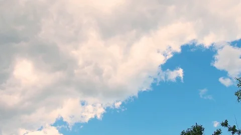 Puffy fluffy white clouds blue sky time lapse motion background. Video stock 114231589