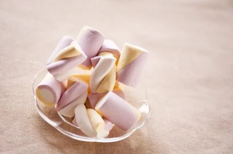 Puffy marshmallows twists on plate Foto stock
