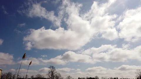 Puffy rolling Clouds Stockbeeldmateriaal 127873507