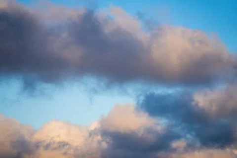 Puffy white cloud on clear blue sky 库存照片