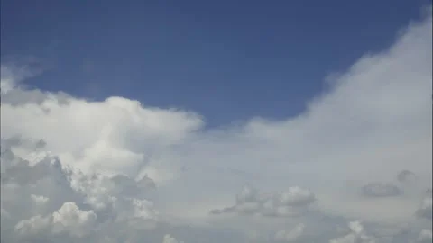 Puffy white cloud in the motion of rapid reform and transform against brigh.. Video stock 307315308