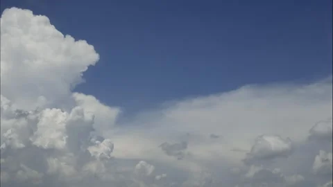 Puffy white cloud in the motion of rapid reform and transform against brigh.. Video stock 307315317