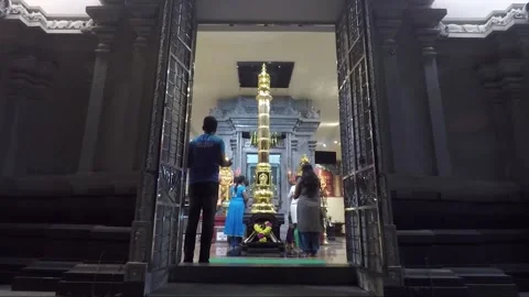 Puja Ceremony inside Sree Ganeshar Temple, Hilltop Temple, Penang, Malaysia 스톡 동영상 325070204