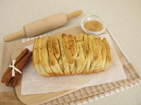 Pull-Apart-Bread with sugar and cinnamon Foto stock