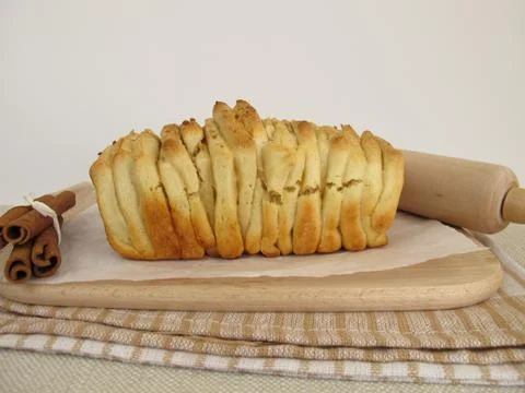 Pull-Apart-Bread with sugar and cinnamon Stock Photos