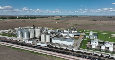 Pull ascendingan ethanol plant farm fieldsaround town Fairmont background Stockbeeldmateriaal 335670029