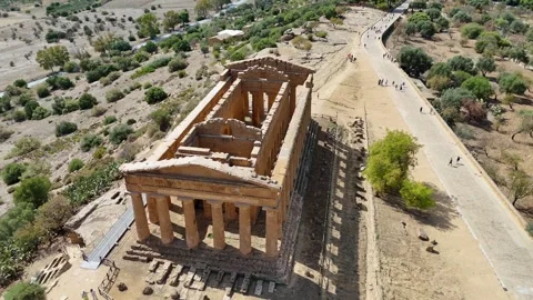 Pull-away aerial orbit of Temples of Concordia with Sicilian landscape Vídeos de archivo 333072313