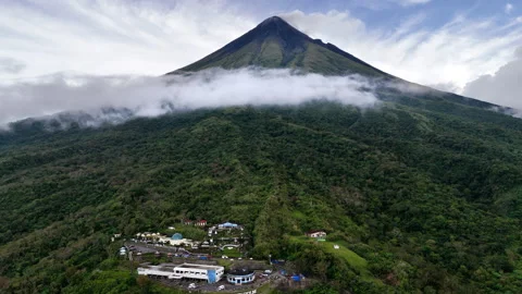 Pull away aerial shot of Mayon Skyline Park revealing the iconic, Philippines Vídeo Stock 336697115