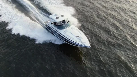 Pull away birds-eye view of speed boat and wake 스톡 동영상 114022134