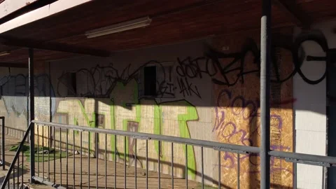 Pull away an boom up from abandoned building in small desert town Stock Footage 142398326