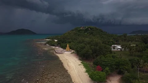 Pull away from Buddhist pagoda with storm clouds. 库存影片 336429507