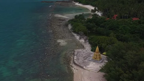 Pull away from Buddhist pagoda with storm clouds. 库存影片 336429620