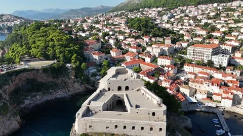 Pull-away drone aerial shot of Dubrovnik fortress 스톡 동영상 257090751