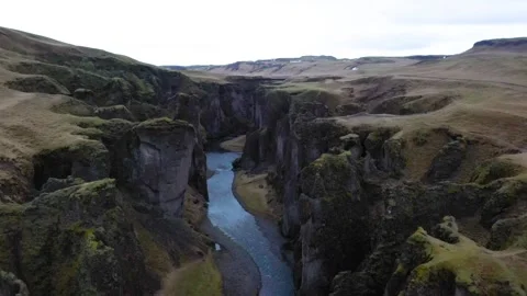 Pull away shot flies backward above Fjaðrárgljúfur canyon in South Iceland Vídeos de archivo 323429378