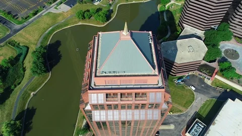 Pull Away Shot of The Gallagher Centre 스톡 동영상 94399061