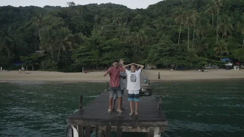 Pull away shot of kids on a pier Video stock 101690116