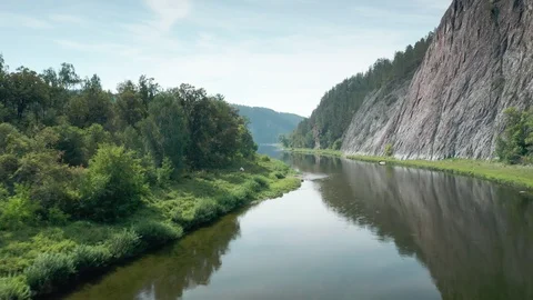 The pull away shot over the river. 스톡 동영상 114868674