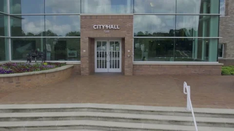 Pull away view from city hall architectural building with lots of glass Stock Footage 171134691