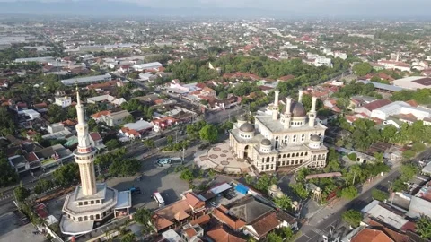 Pull away view of the scenic mosque in the city Stock Footage 259936489
