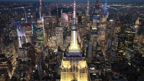 Pull Back Above the Empire State Building Over Midtown Lights Video stock 345289563