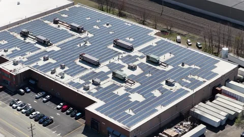 Pull-back aerial over rooftop solar panels and loading docks, Jersey City Vídeo Stock 344597322