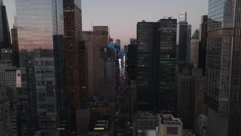 Pull back aerial view of Manhattan skyscraper canyon at sunrise Vídeo Stock 344596220