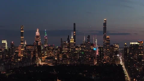Pull Back Ascend Aerial View of Manhattan Skyline at Night Over Central Park Vídeo Stock 344598025