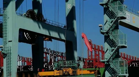 PULL-BACK CONTAINER BEING L Stock-Footage 913087