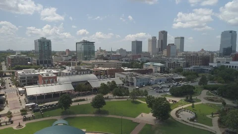 Pull back of downtown Little Rock Arkansas over River Market building. 動画素材 114819208